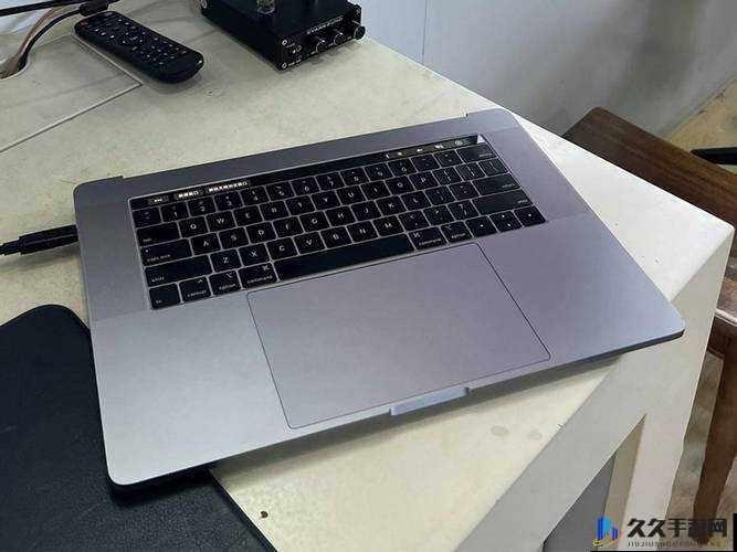 1819 岁 macbook pro 高清版：你的创意伙伴